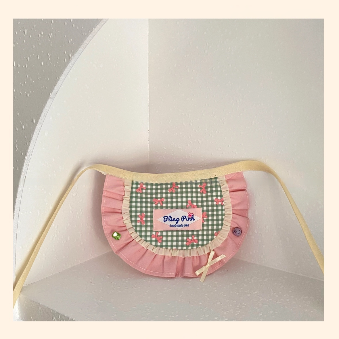 ピンクのリボン付き手作りペット用よだれかけ