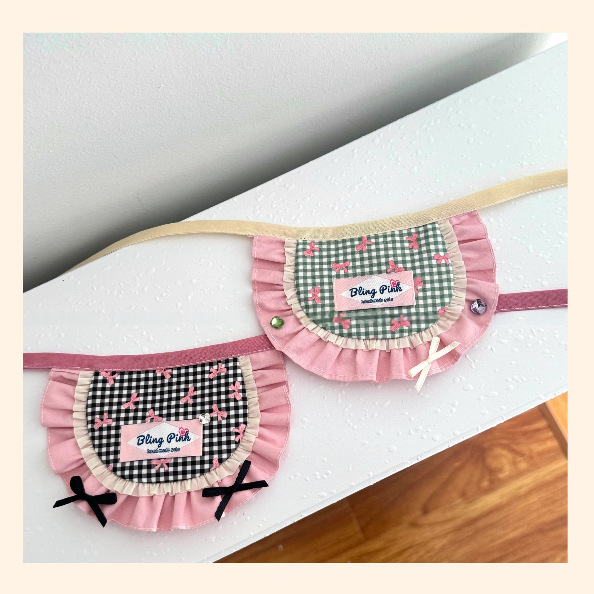 ピンクのリボン付き手作りペット用よだれかけ